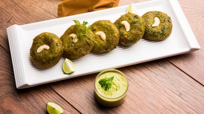 If you want to make restaurant style snacks for the New Year party then try this yummy recipe of Hara Bhara Kebab, people will not get tired of praising it