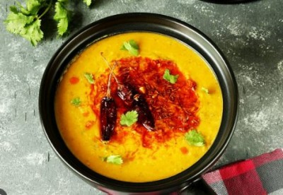 If you are bored of eating the same type of dal every day, then add Bengali tadka to the lentil dal like this, the food will taste like a hotel