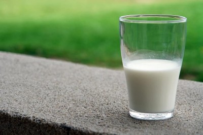 दूध की किस्मों के फायदे क्या हैं: बकरी, साबुत और संघनित?