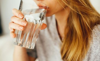 पानी पीते समय इन 3 गलतियों को नहीं करना चाहिए