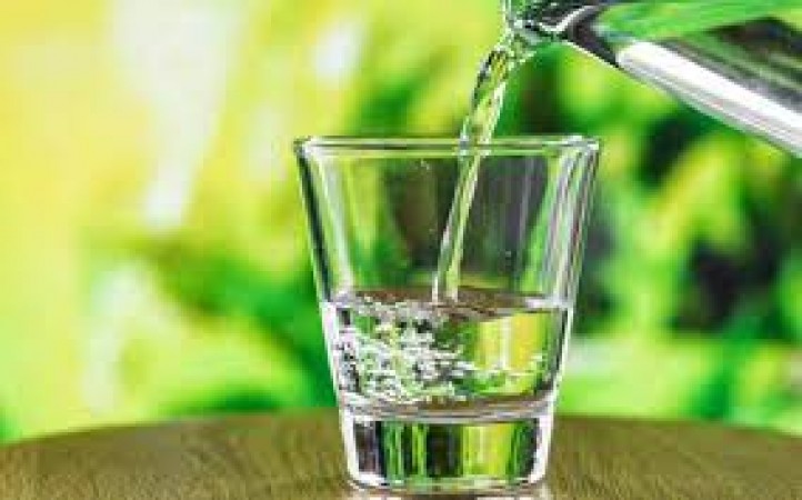 खाली पेट गुनगुना पानी पीने के ये हैं कमाल के फायदे, एक हफ्ते के अंदर दिखेगा असर