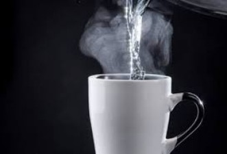 How much hot water should one drink on an empty stomach in winter? Know things related to this from experts