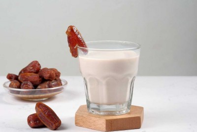 What are the benefits of drinking milk mixed with dates?