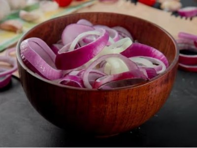 From improving eyesight to curing acne, know the many benefits of raw onion