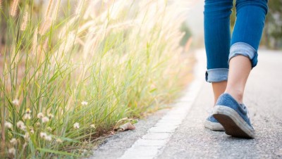 If you walk reversely for 15 minutes instead of straight, you will get double benefits, know what is the right way to do reverse walking