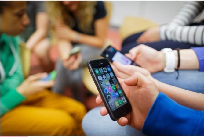 अध्ययन में पाया गया है कि स्मार्टफोन का उपयोग वयस्कों में मानसिक स्वास्थ्य को बाधित कर सकता है