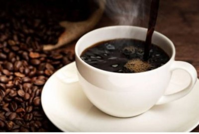 क्या आप भी चाय या कॉफी पीने से पहले पानी पीते हैं? तो जानते हैं इसके फायदे और नुकसान