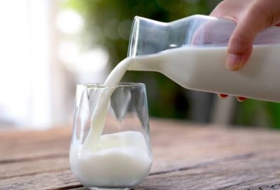 विशेषज्ञों के अनुसार, जानिए दोनों में से कौन सा दूध ज्यादा हेल्दी और होता है फायदेमंद