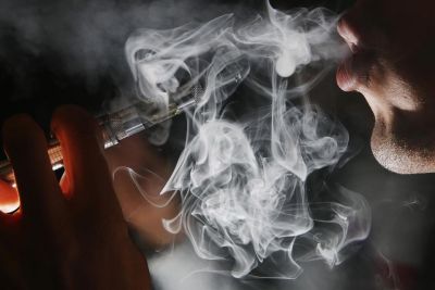 E-cigarettes containing nicotine linked to raised heart attack risk: Study