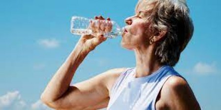 अगर आपके शरीर में ये लक्षण दिखाई दे रहे हैं तो आप पानी पी रहे हैं कम