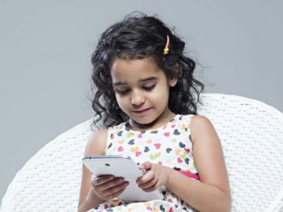 मोबाइल में मगन रहते हैं बच्चे, 6 तरीकों से घटाएं स्क्रीन टाइम