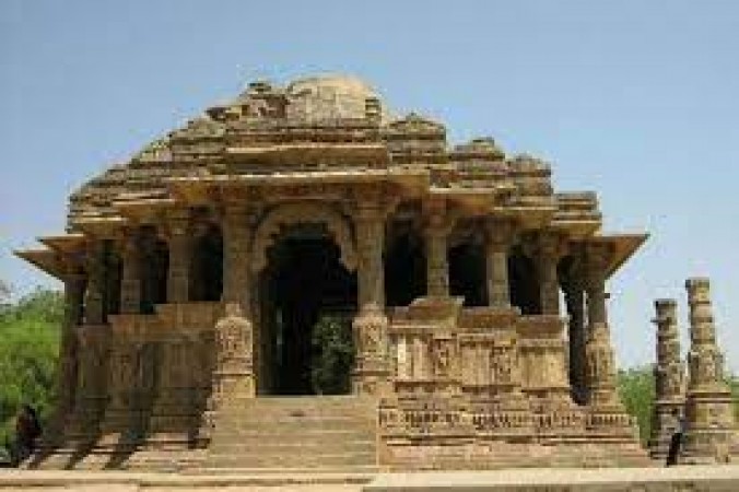 छठ पूजा के मौके पर करें इन प्रसिद्ध सूर्य मंदिरों के दर्शन, जानिए कहां स्थित हैं ये