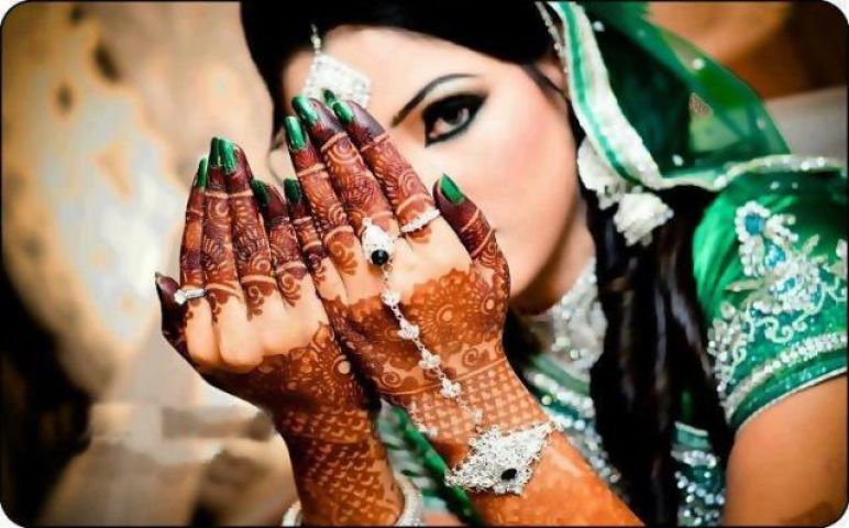 Karva Chauth 2019: करवाचौथ के लिए देखें Latest Mehndi Designs