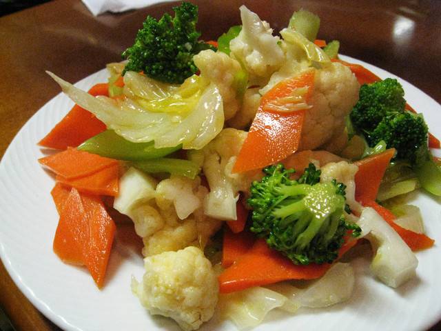 खाने में स्वाद बढ़ाये, गोभी, गाजर और मटर का मिक्स आचार