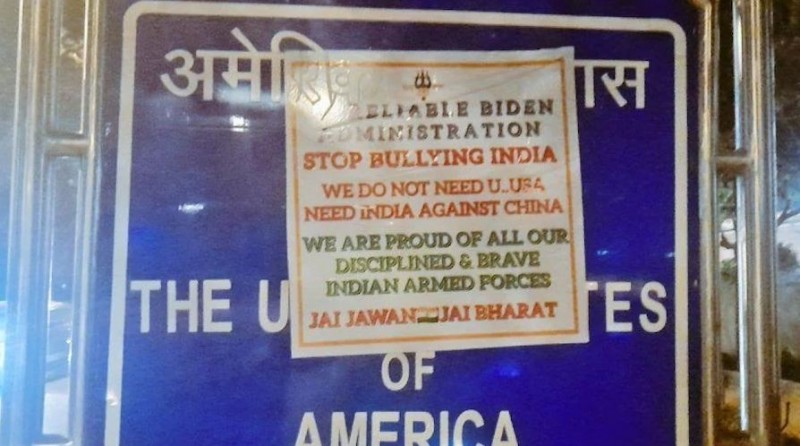 'भारत को धमकाना बंद करे US, हमें आपकी जरुरत नहीं..', अमेरिकी दूतावास पर लगा पोस्टर