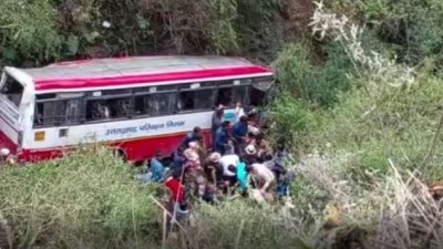 उत्तराखंड: खाई में गिरी यात्रियों से भरी बस, 4 की मौत, कई घायल