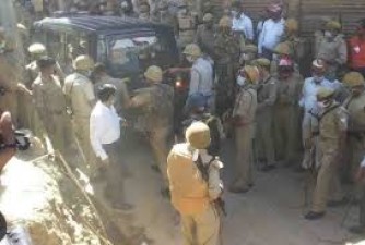 Mob attacks on the police for asking to avoid mass Namaz