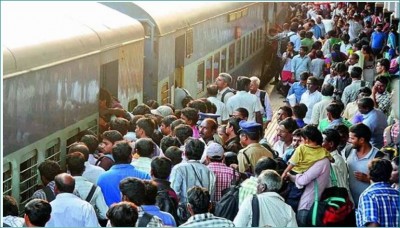 Maharashtra: People returning home due to fear of lockdown, huge rush at Kurla terminus