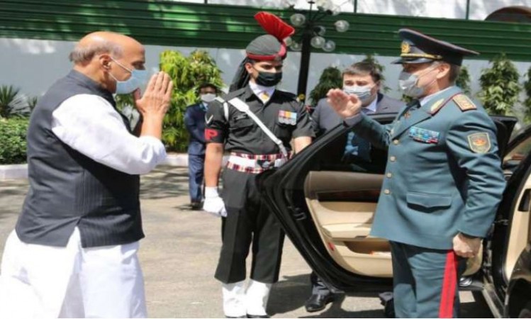 भारत दौरे पर आए कजाकिस्‍तान के रक्षा मंत्री, राजनाथ सिंह के साथ की बैठक
