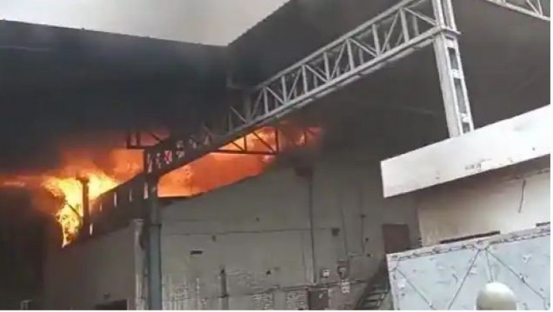 ग़ाज़ियाबाद की प्लाईवुड फैक्ट्री में लगी आग, हादसे के वक़्त कारखाने में मौजूद थे 40 मजदूर