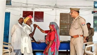 This is also a face of UP Police.. Elderly couple living separately, got reconciliation done like this in the police station.. Watch Video