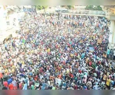 Thousands of people gathered at Bandra station amid lockdown in Mumbai