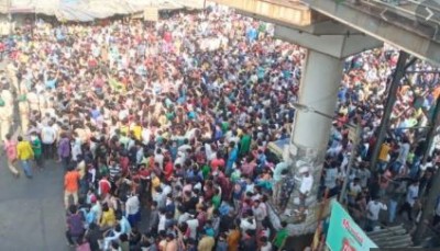 Public gathered at Bandra station due to this reason