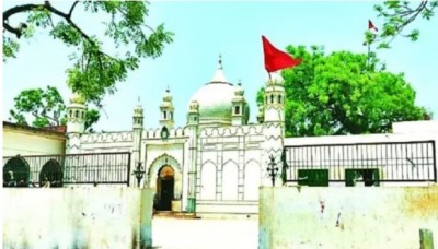 The saffron flag was put up at the dargah of Bade Miyan of UP, people claim - there was an ancient Shani temple here