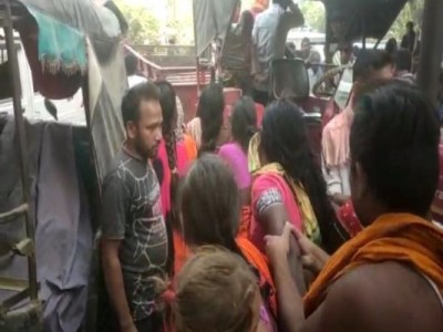 बिहार में अवैध बालू का ट्रक पलटा, 3 मजदूरों की दर्दनाक मौत