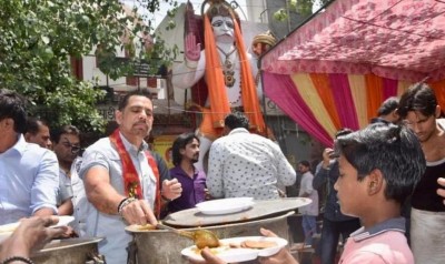 हनुमान जन्मोत्सव के अवसर पर बजरंगबली के मंदिर पहुंचे रॉबर्ट वाड्रा,  बांटा भंडारे का प्रसाद