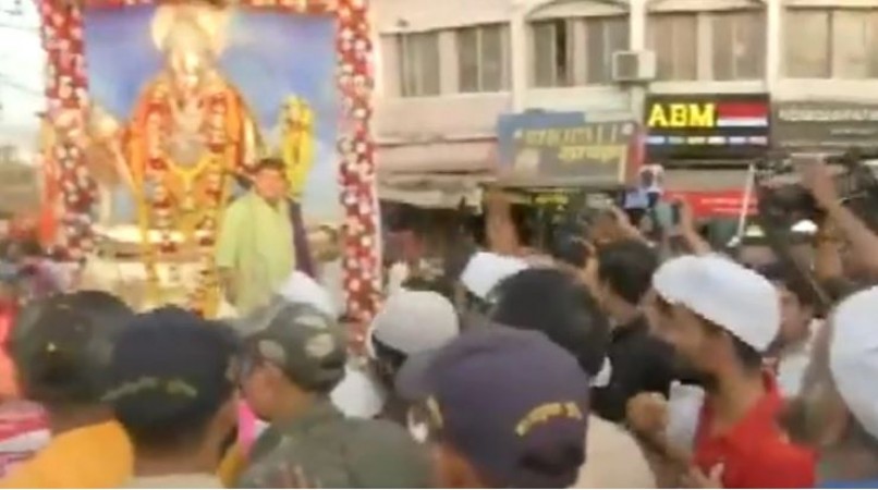 Unique example of social harmony! Muslims shower flowers on Hanuman Janmotsav procession here