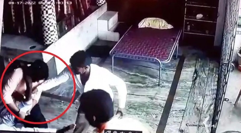 मंदिर में घुसकर 'सपा नेता' ने मचाया आतंक, दो युवकों को बेरहमी से पीटा |  NewsTrack Hindi 1