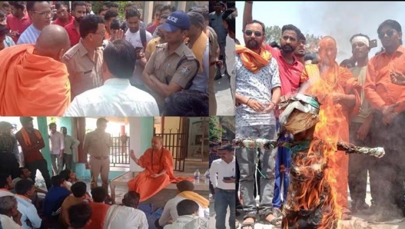 When the police stopped, Swami Bharti sat with the people at the toll plaza to recite Hanuman Chalisa