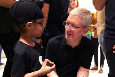 दिल्ली में दिखी टिम कुक की दीवानगी, बच्चे के लिए घुटनों पर बैठे एप्पल CEO