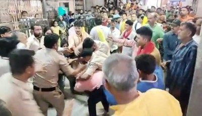 Priests suddenly started beating devotees in Omkareshwar temple, people got angry
