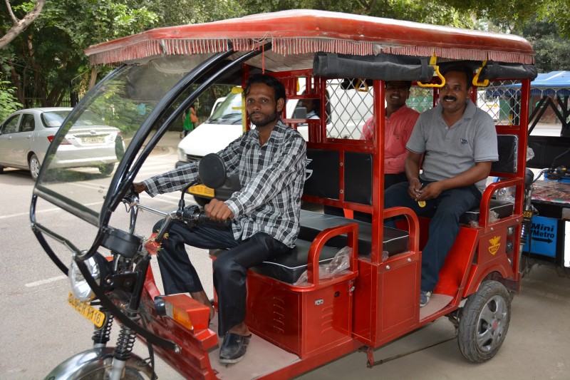 E-rickshaw became unique example of physical distance, Video went viral