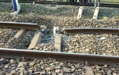 Naxalites blast Howrah-Mumbai railway track in Chakradharpur Mandal Jharkhand