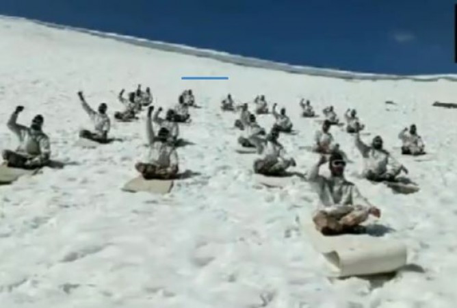 बर्फ के बीच हिमवीरों ने का अनोखा योग सत्र, 15 हजार फीट की ऊंचाई पर ITBP जवानों ने कर दिखाया ये कारनामा