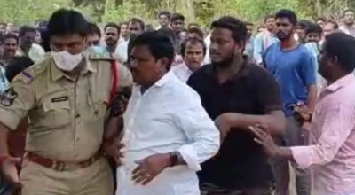 आंध्र प्रदेश में स्थानीय नेता की हत्या से भड़के ग्रामीण, विधायक पर क़त्ल का आरोप लगाकर किया हमला