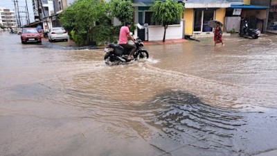 VIDEO! जलमग्न हुआ इंदौर, अप्रैल में दिखा जुलाई जैसा हाल