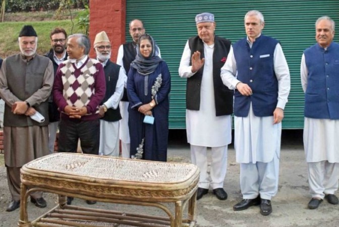 जम्मू कश्मीर: 370 हटने की दूसरी वर्षगाँठ पर गुपकर गठबंधन ने बुलाई बैठक, अब्दुल्ला-मुफ़्ती हुए शामिल