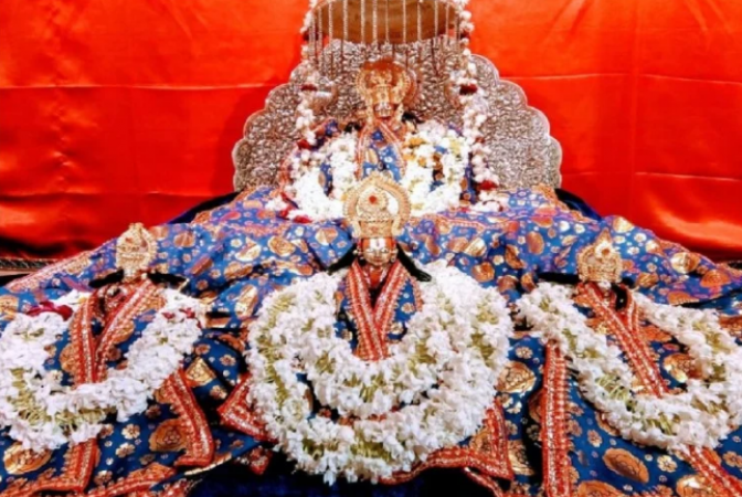 రత్నాలతో నిక్షిప్తం చేసిన ఆకుపచ్చ దుస్తులతో అలంకరించబడిన రామ్ లల్లా విగ్రహం