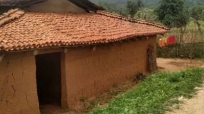 झारखण्ड के गांव में मिट्टी के घरों में रहने के लिए मजबूर लोग, नहीं मिला प्रधानमंत्री आवास योजना का लाभ