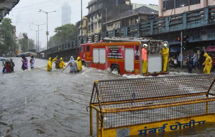 मुंबई में 'आफत' बनी बारिश, कई इलाके जलमग्न, 46 सालों का रिकॉर्ड टूटा