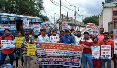 बंगाल: रेलवे में भर्ती को लेकर सड़कों पर उतरे युवा, दी आंदोलन की धमकी