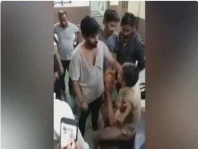 Video: पुलिस स्टेशन पर भीड़ का हमला, कांस्टेबल को मारे चांटे ही चांटे