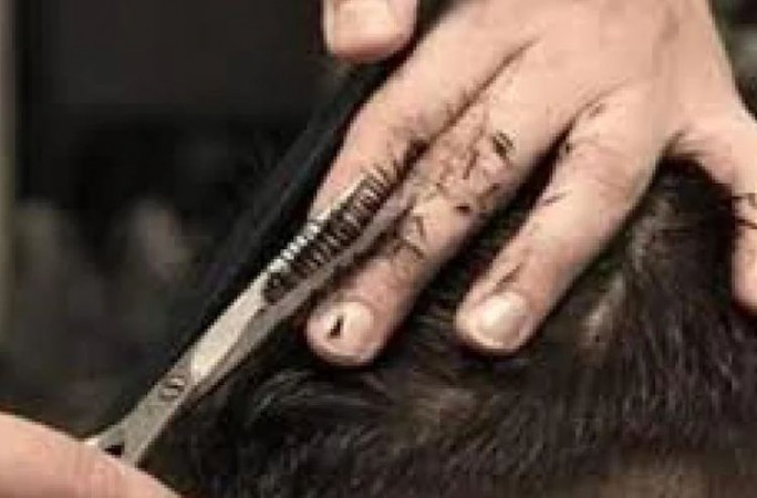 बाल कटाने गए पंडितजी की नाई ने काट दी छोटी, सलून मालिक पर दर्ज हुई FIR