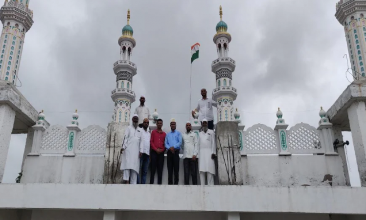 जामा मस्जिद पर लहराया गया तिरंगा, मुस्लिमों ने लगाए 'भारत माता की जय' के नारे