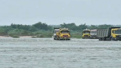 कृष्णा नदी में अचानक आई बाढ़ में फंसे 132 ट्रक और कई JCB, हालात गंभीर