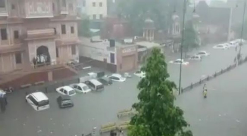 Video : बारिश के बाद जयपुर में तबाही, जमीन में गायब हो रहे वाहन